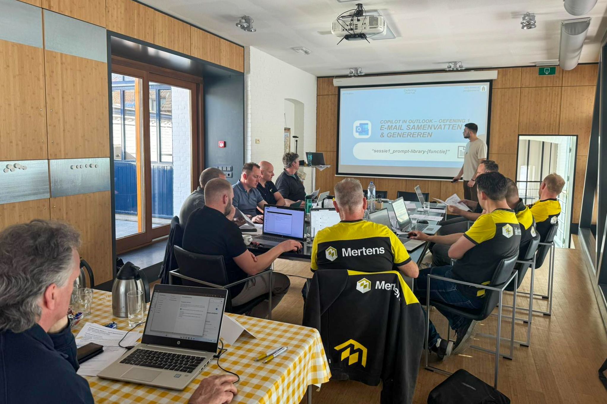 Deelnemers tijdens de AI-training bij Mertens